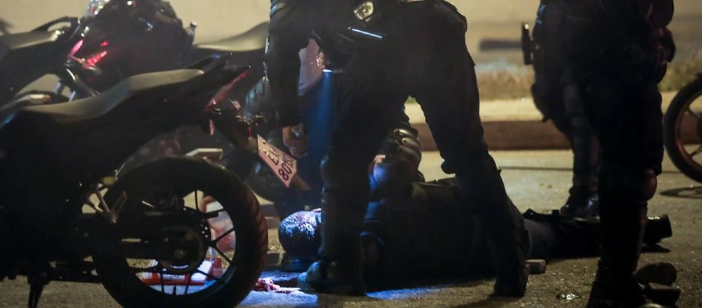 Νέα Σμύρνη - Επεισόδια: Επί δυόμιση λεπτά κτυπούσαν τον αστυνομικό - Όλο το βίντεο σοκ